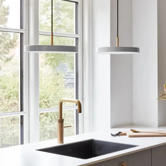 UMAGE Asteria Medium LED-pendel 43 cm – Mist/Messing