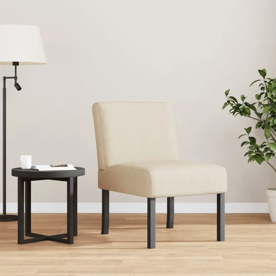 Cremefarvet polstret lænestol i stof med træben