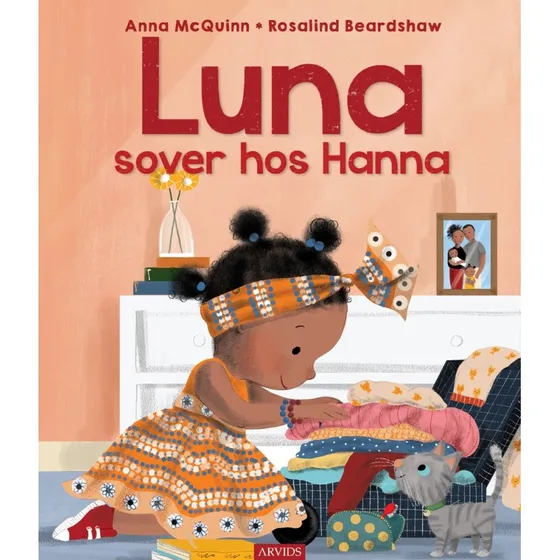 Luna sover hos Hanna – børnebog af Anna McQuinn
