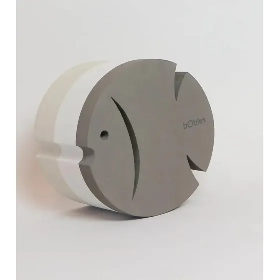 bObles Fisk L – Sandgrå (30×20 cm)