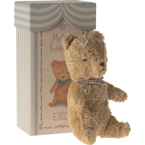 Maileg My First Teddy 19 cm – Sand/Blå