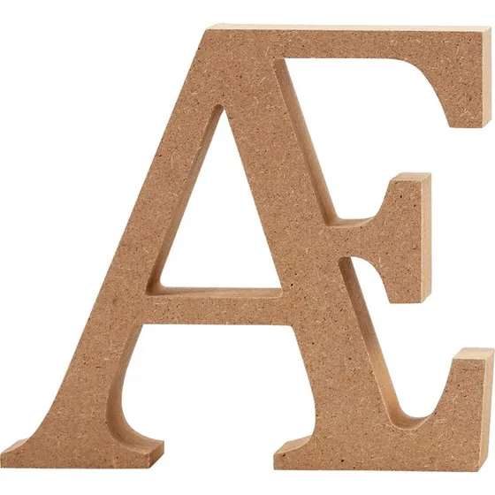 Bogstav  i tr, H 13 cm, tykkelse 2 cm