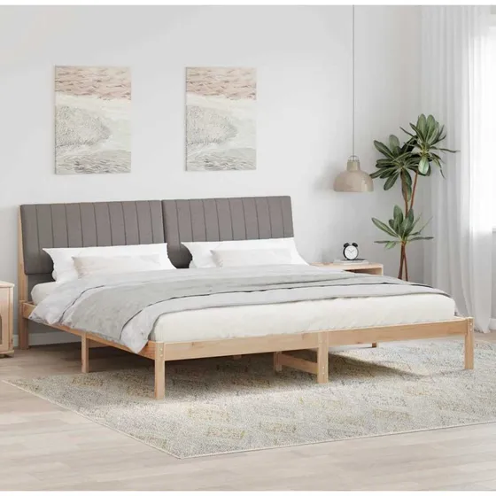 Sengestel 200x200 cm i massivt fyrretræ med polstret hovedgærde