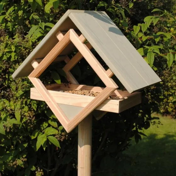 HORTUS fuglefoderhus i fyrretræ med olivengrønt tag og umalet stander