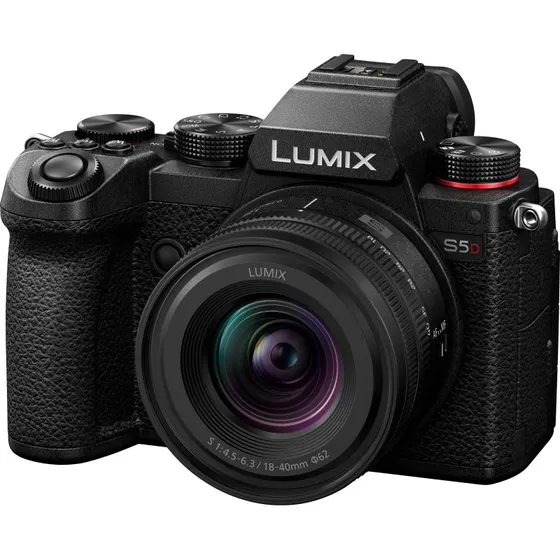 Panasonic Lumix DC-S5D + 18-40mm f/4.5-6.3, sort