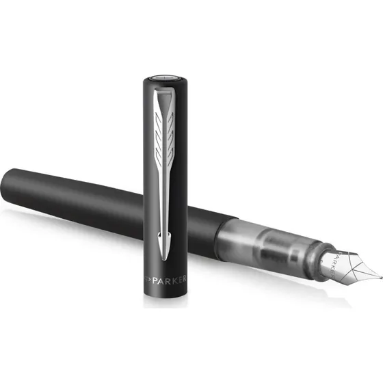 Parker Vector XL Fyldepen, Metallisk Sort, Medium Spids, Blækpatron Inkl.