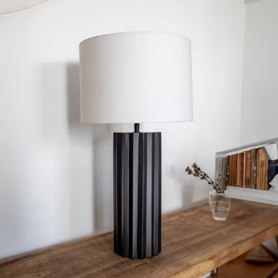 Markslöjd Hashira bordlampe, sort/off-white