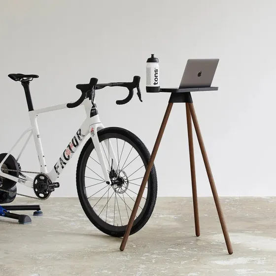 Tons Laptop Race Table med holder kit, smoked oak