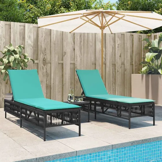 vidaXL 2 stk. liggestole med bord, sort polyrattan, blå hynder