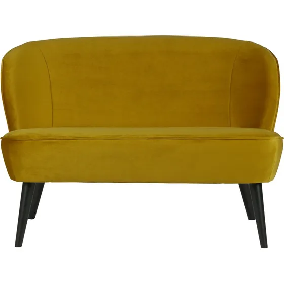 WOOOD Sara lille sofa - okker polyester fløjl og træ