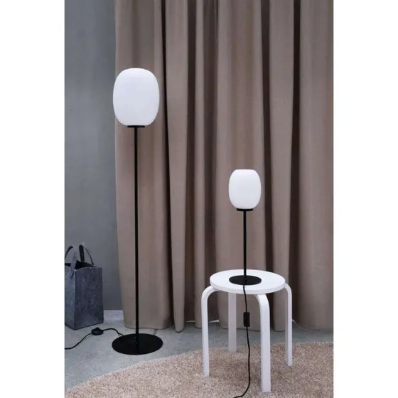 Dyberg Larsen DL39 gulvlampe, opal/sort, 150 cm