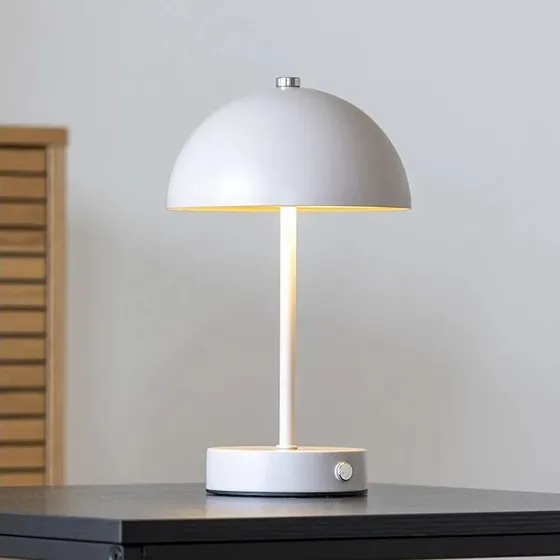 House Nordic Holt Genopladelig Bordlampe - Sandfarvet Metal