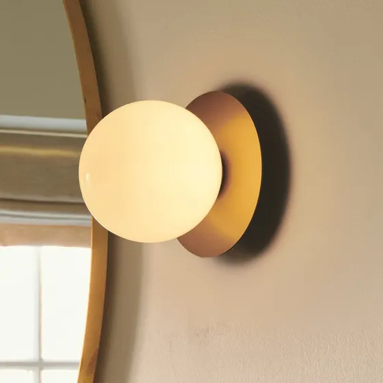 Nuura Liila 1 Medium væglampe - Guld/Opalglas