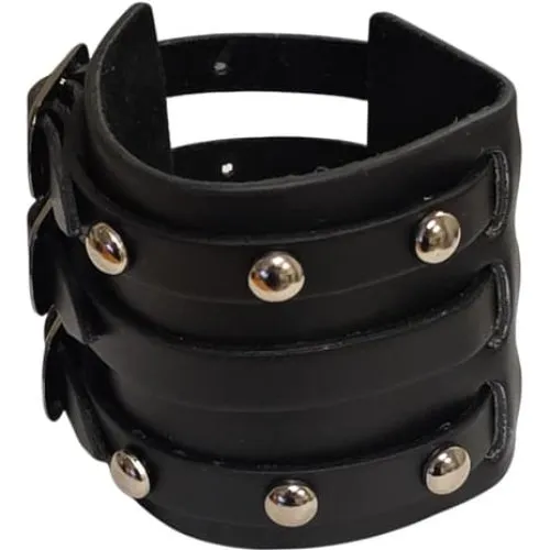 Sort læderarmbånd med tre spænder og sølvfarvede nitter