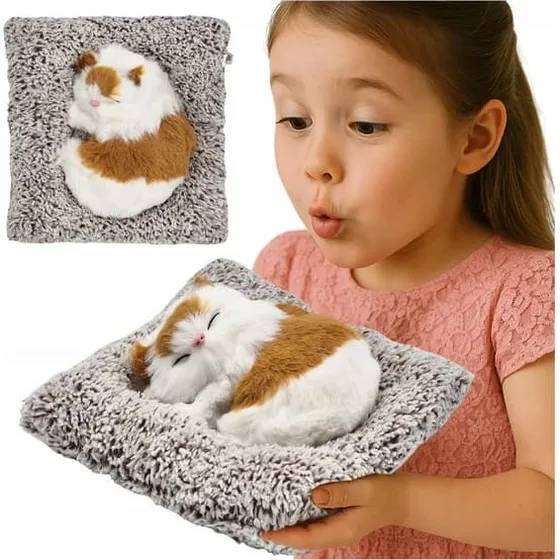 Rød Kitty sover på tæppe - Realistisk plysdyr med lyd