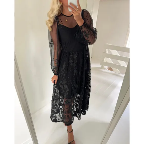 A-View Fuschia maxikjole, sort med broderede blomster