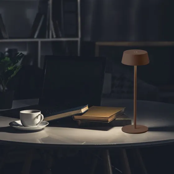 Opladelig LED bordlampe i Corten-finish - Touch dæmpbar IP54