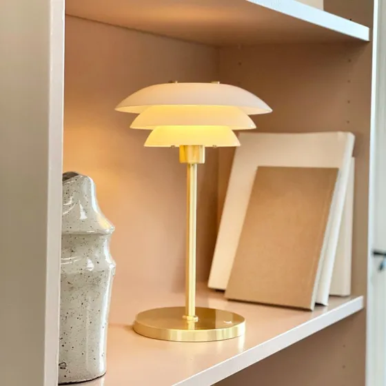 Dyberg Larsen DL20 Bærbar Bordlampe i Opalglas og Messing