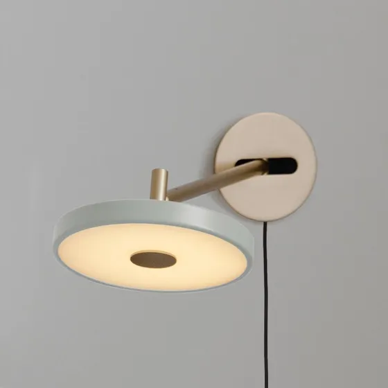 UMAGE Asteria Long LED-væglampe, oliven/messing