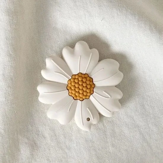 Jack o Juno Daisy Teether bidering i platinum-silikone (fra 3 mdr)