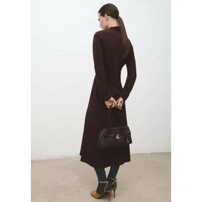 Mango Rynket midi-kjole med draperet hals — brun