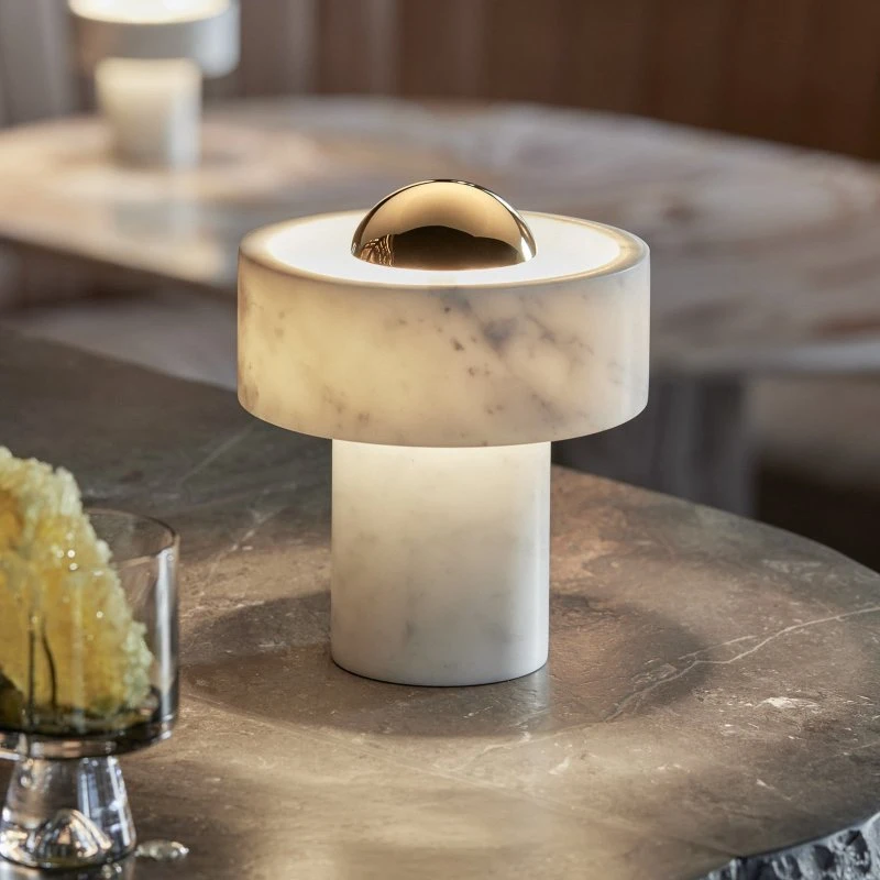Tom Dixon Stone Portable bordlampe i hvid marmor og guld