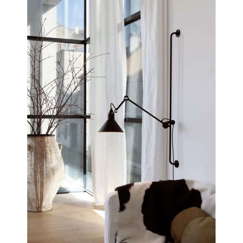 Lampe Gras 214 væglampe - Sort/Rå kobber