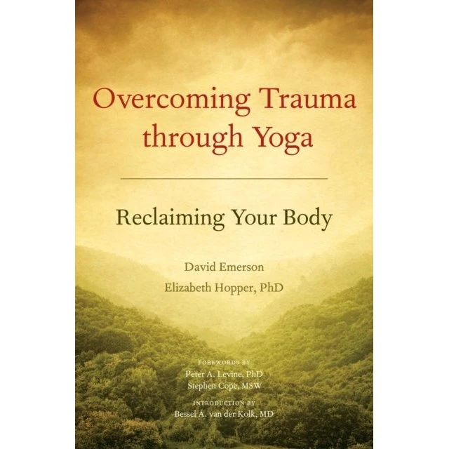 Overcoming Trauma Through Yoga - David Emerson m.fl.