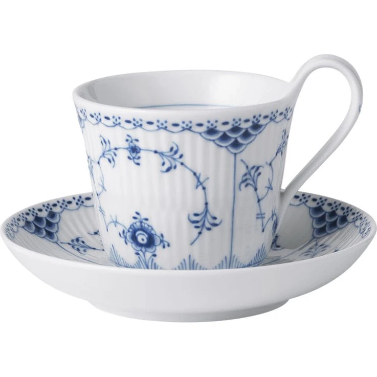 Musselmalet Halvblonde højhankskop med underkop 24 cl