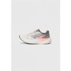 New Balance FuelCell Rebel v5 Dame – Grapefruit/Grey Matter/Poppy
