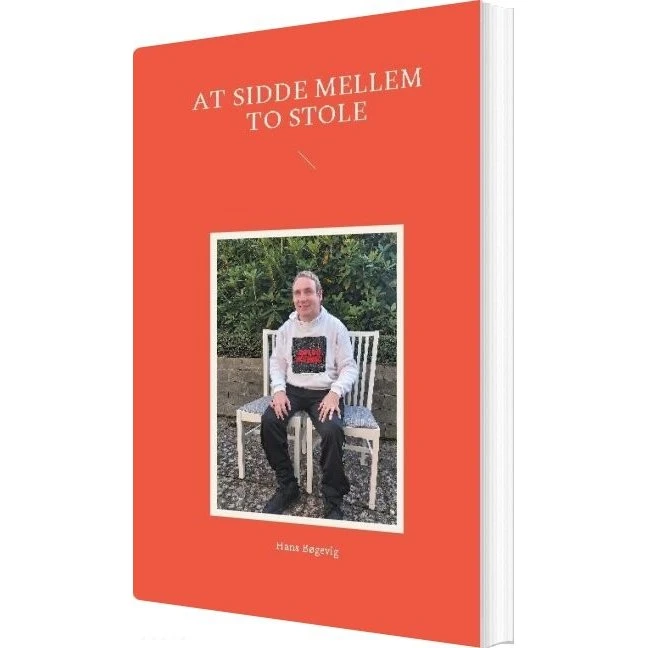 At Sidde Mellem To Stole - Hans Bøgevig - Bog