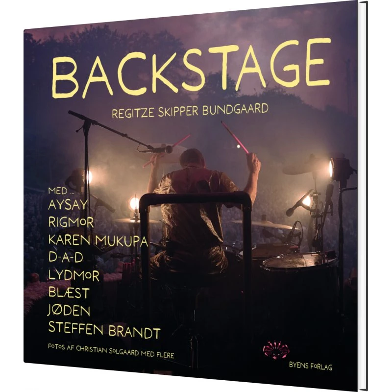 Backstage – Otte artister bag scenen