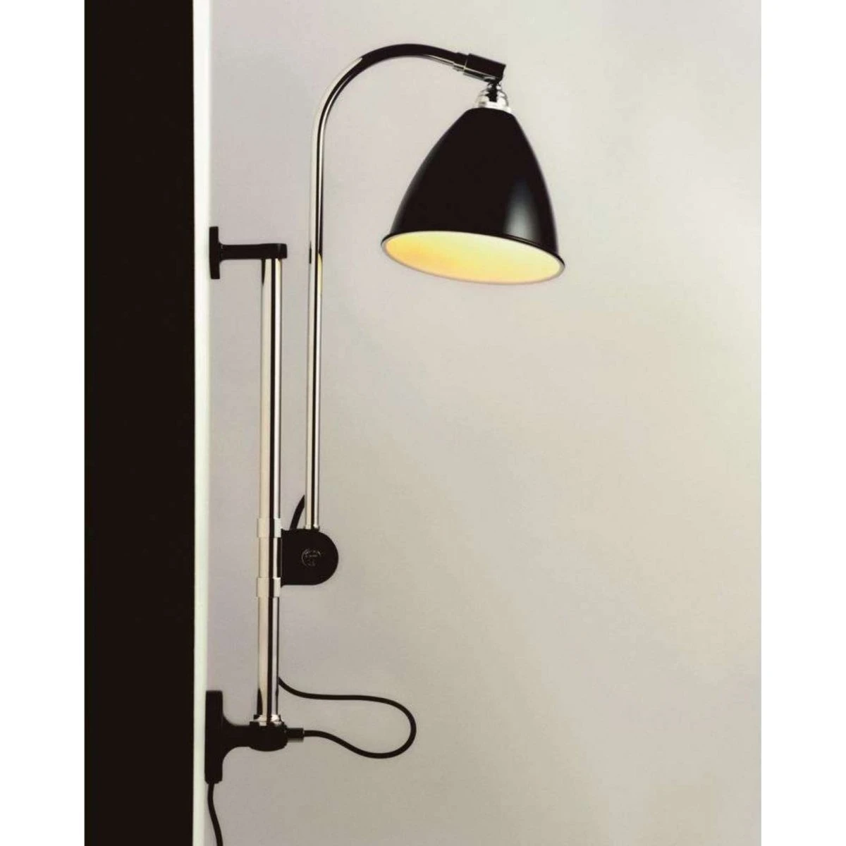 Gubi Bestlite BL5 væglampe, sort/messing, Ø 16 cm