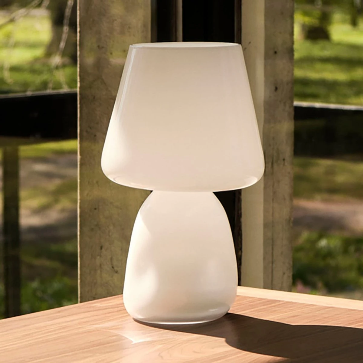 HAY Apollo Skærm Bordlampe i hvidt mundblæst opalglas