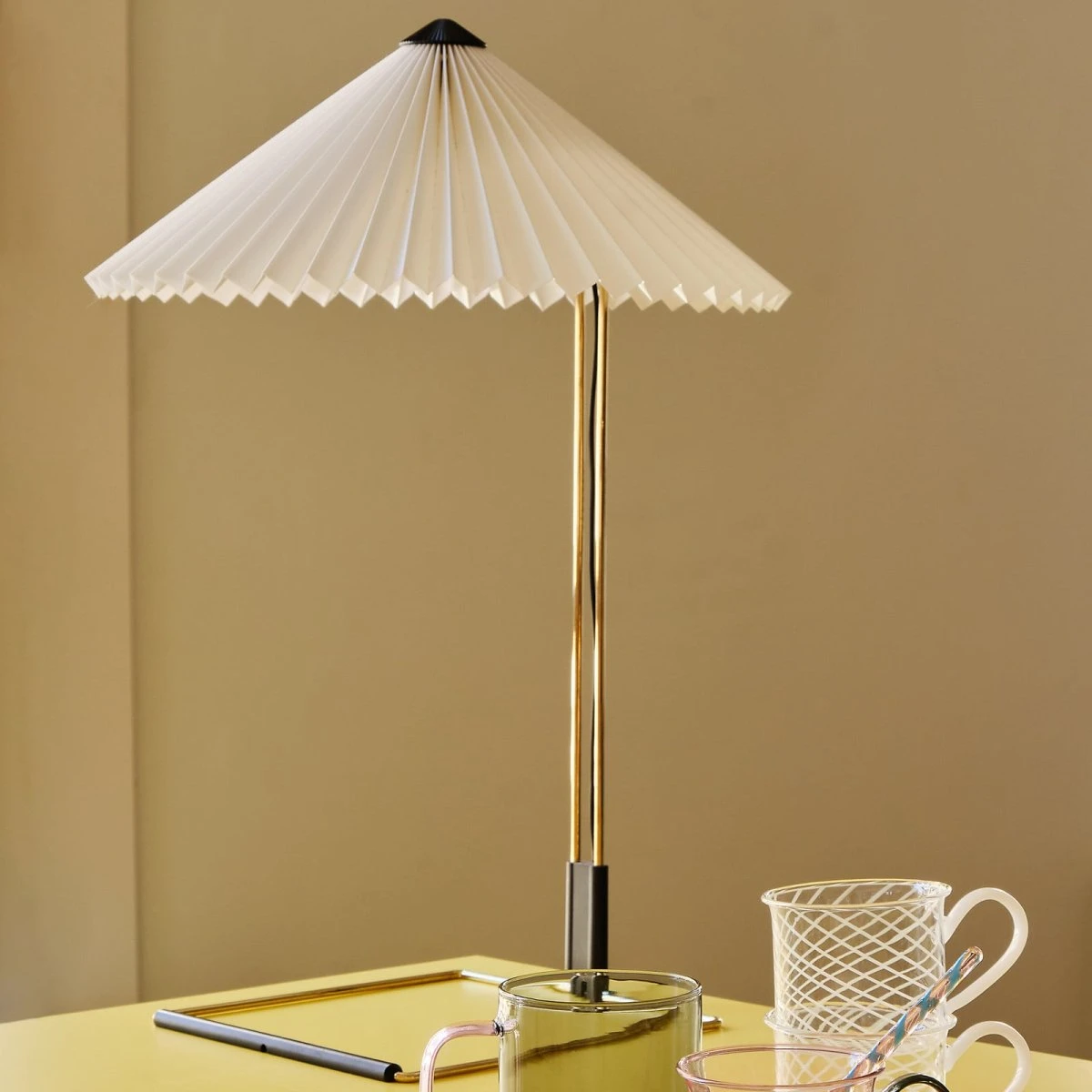 HAY Matin Bordlampe L White - Messing & Plisseret Skærm