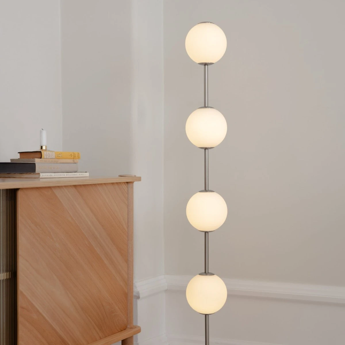 UMAGE Audrey LED-gulvlampe, stål/opalglas, 128 cm