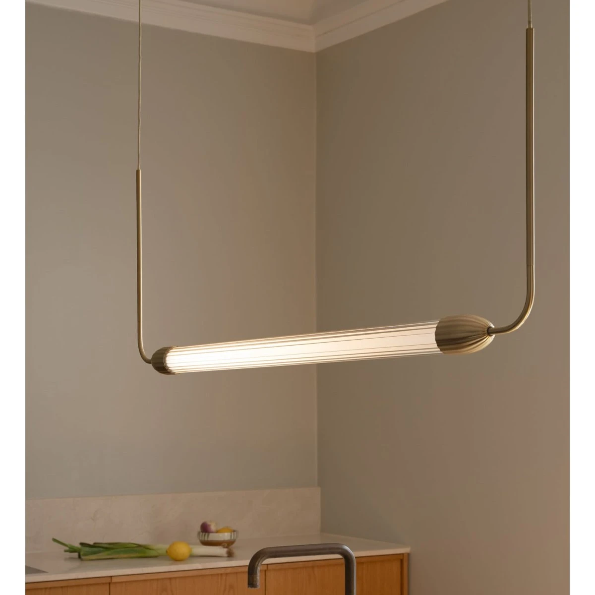 UMAGE Lemon Squeeze Linear pendel i messing, 138 cm