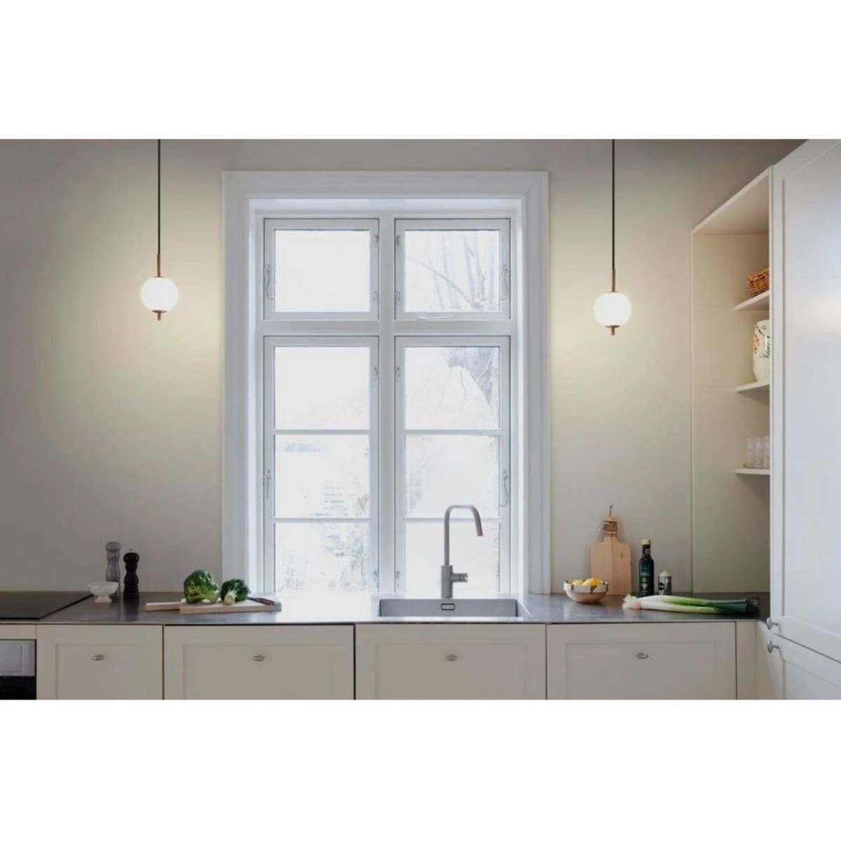 UMAGE Audrey 1 Pendel - Messing & White Opal Glas