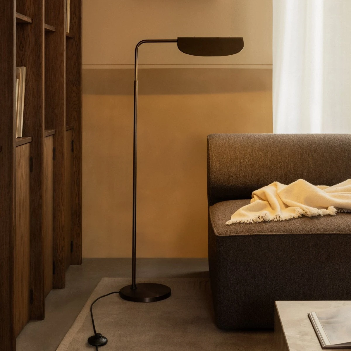 Audo Copenhagen Wing gulvlampe i bronze, 115 cm