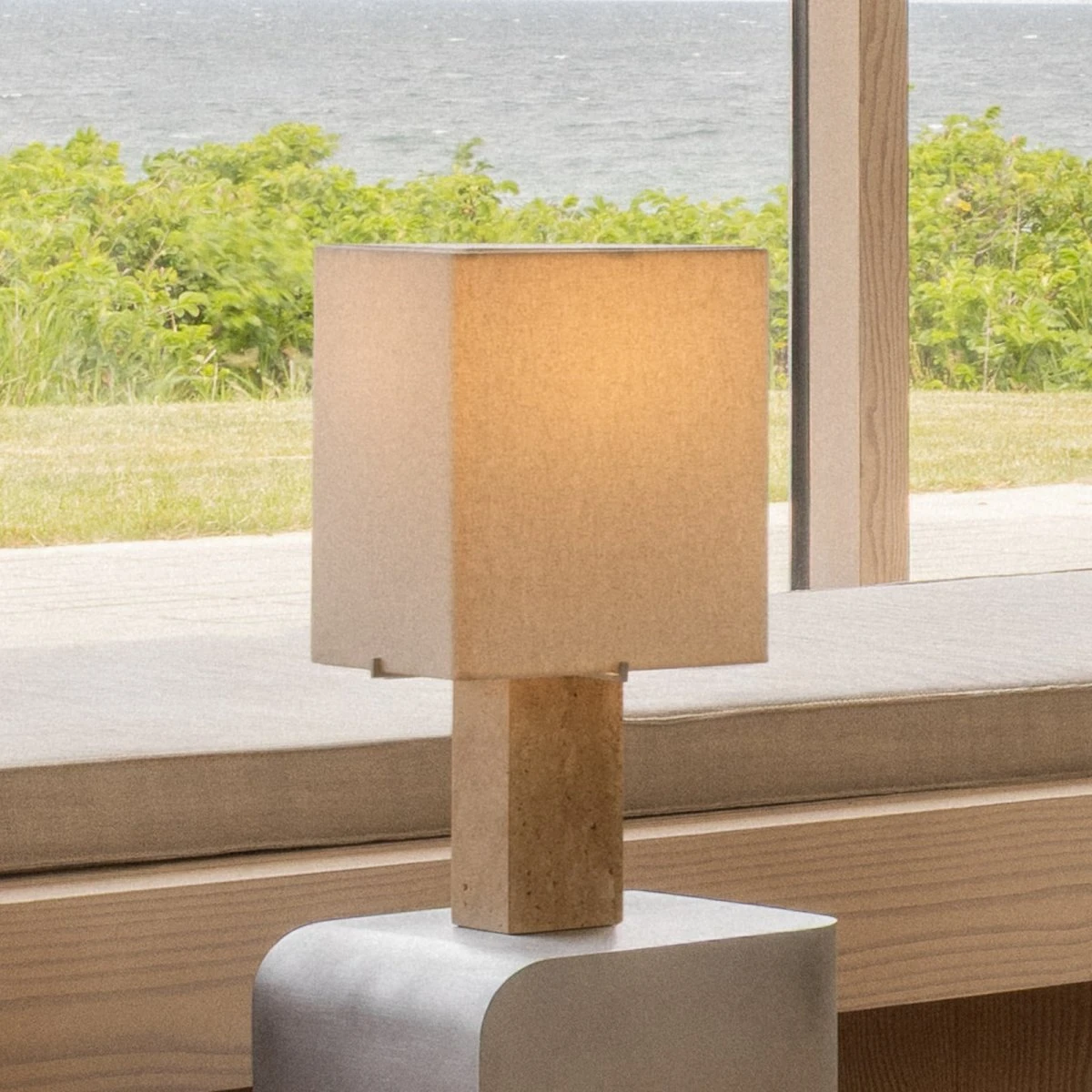 Audo Copenhagen Nonna Bordlampe i Travertin og Tekstil, 49 cm