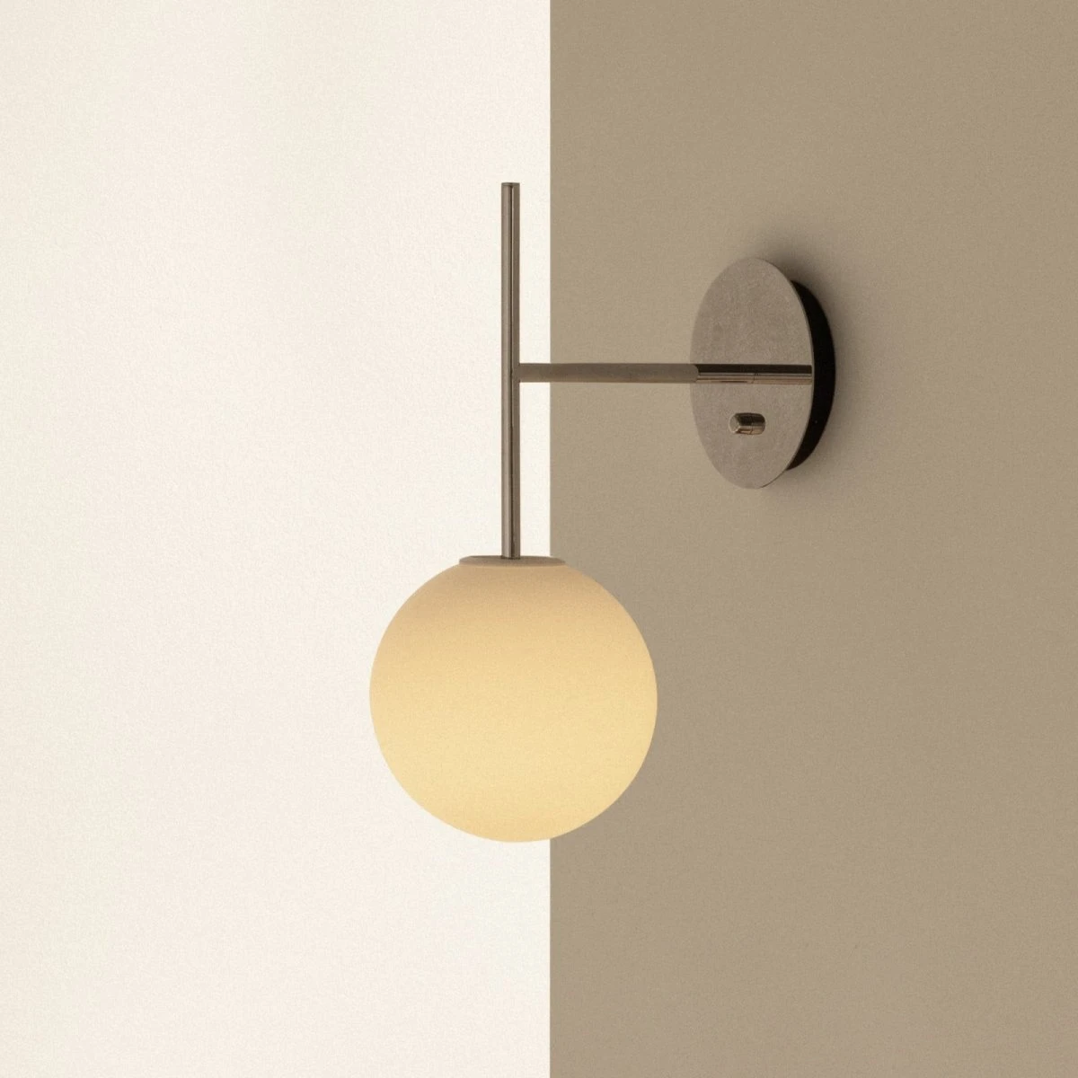Audo Copenhagen TR Bulb Suspended væglampe i poleret stål