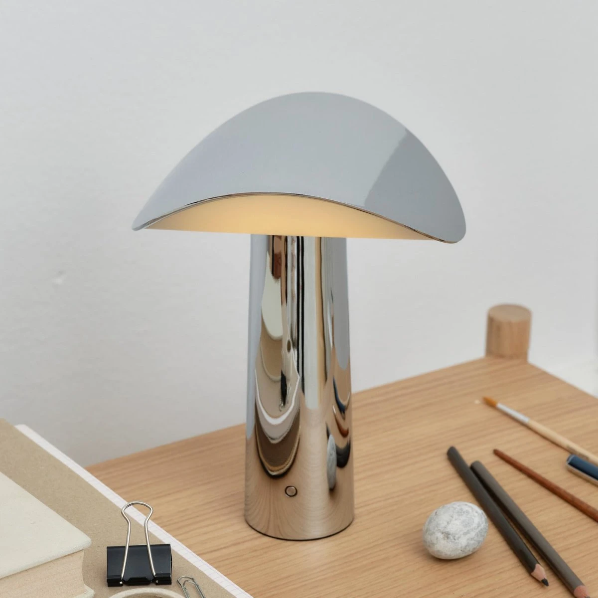 GEJST Lium LED-batteridrevet bordlampe, Krom