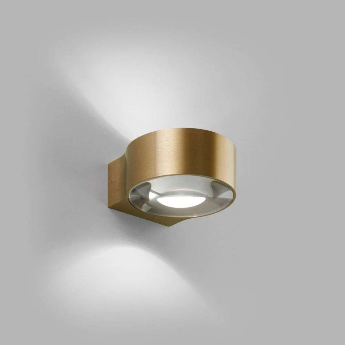LIGHT-POINT Orbit W1 væglampe i messing med 2700K LED