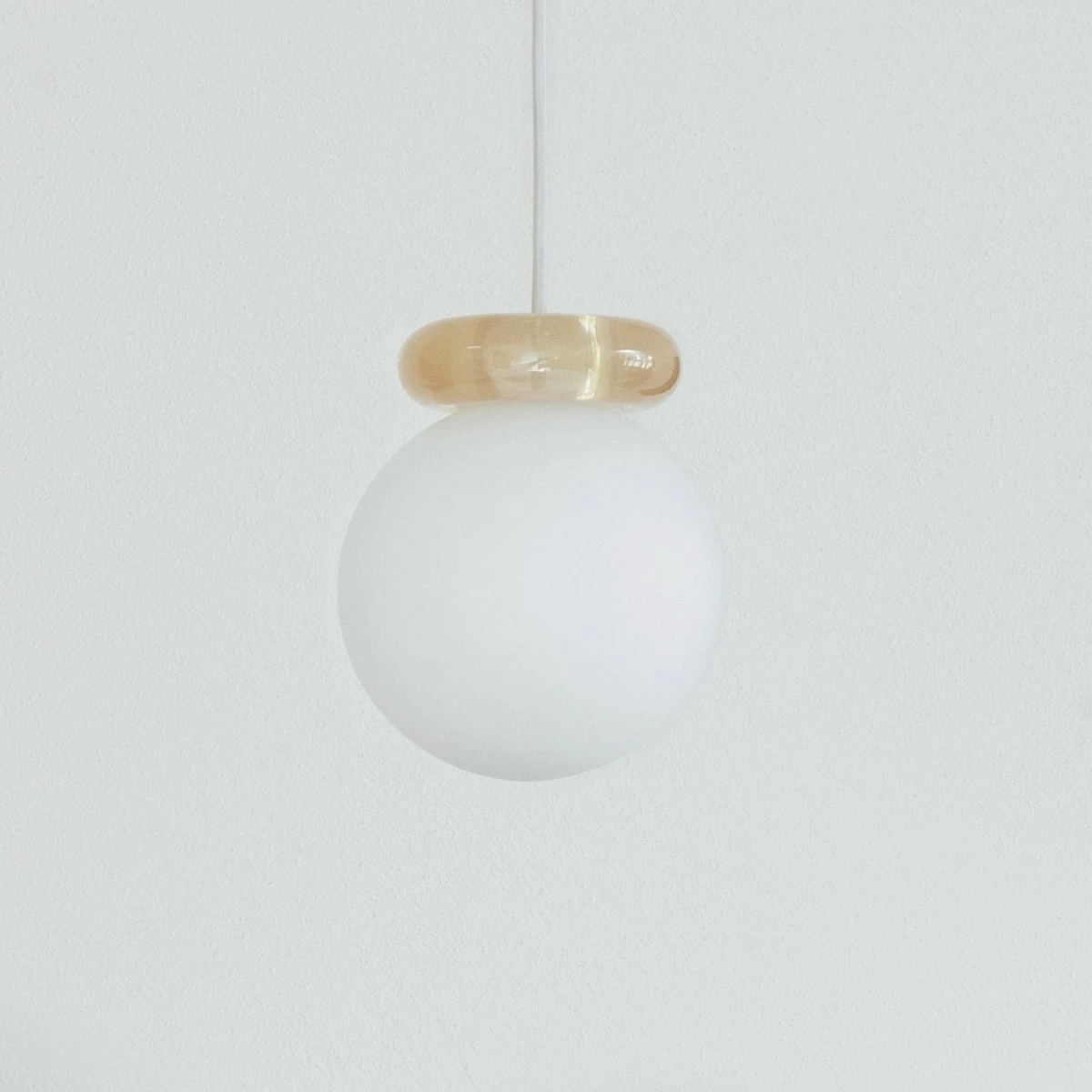 Normann Copenhagen Hinx Pendel – Sandfarvet Glas Ø15
