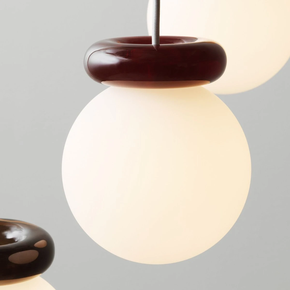 Normann Copenhagen Hinx pendel – Mørkebrun/Hvid glas Ø15 cm
