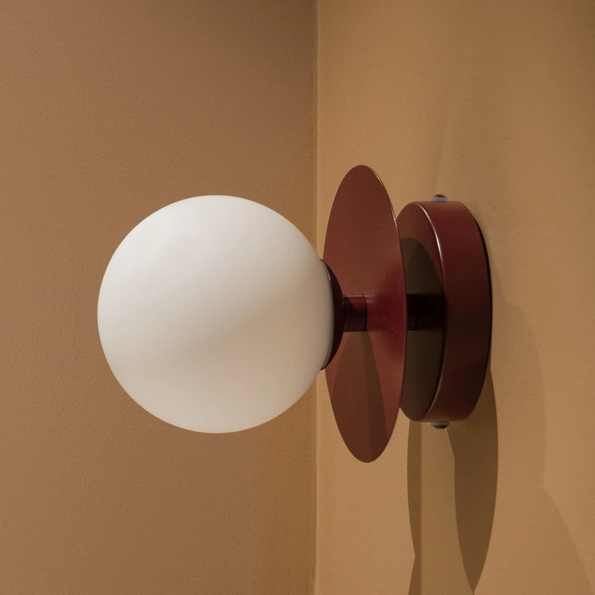 Globen Lighting Art Deco væg- og loftlampe i bordeaux/hvidt glas