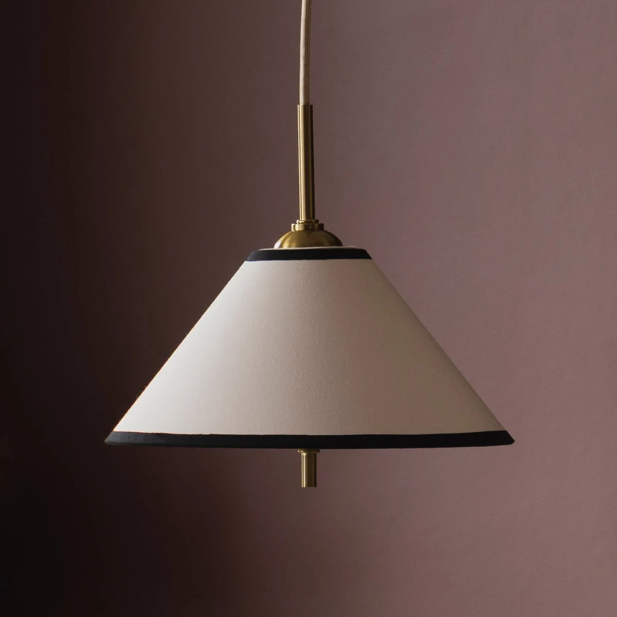 Globen Lighting IRIS 25 Pendel - Cremefarvet med messingdetaljer