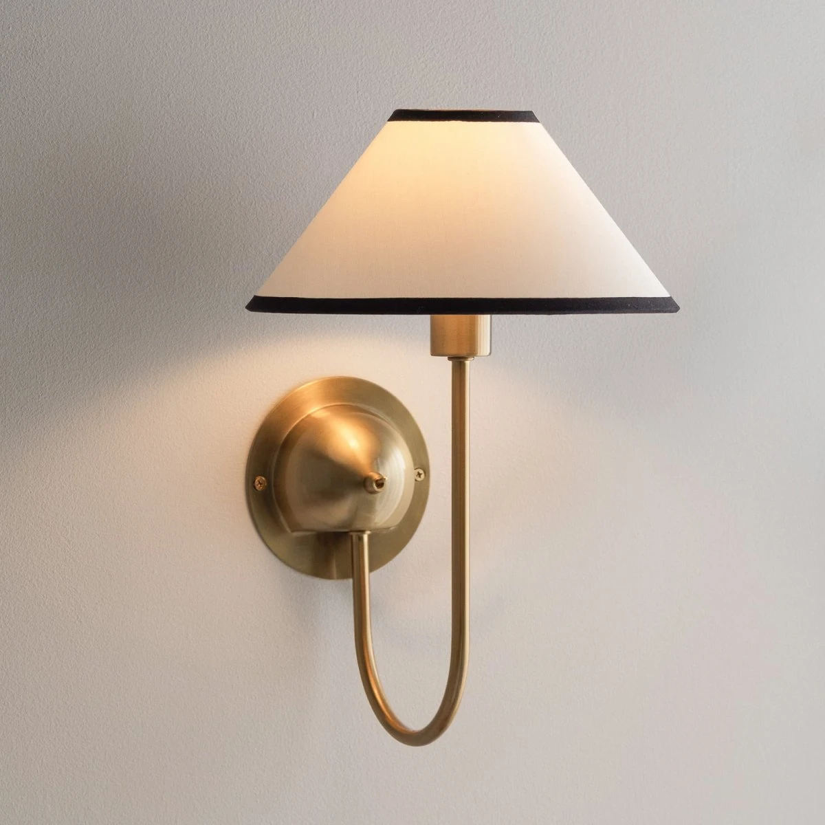 Globen Lighting IRIS Væglampe - Cremefarvet med messing - 32 cm