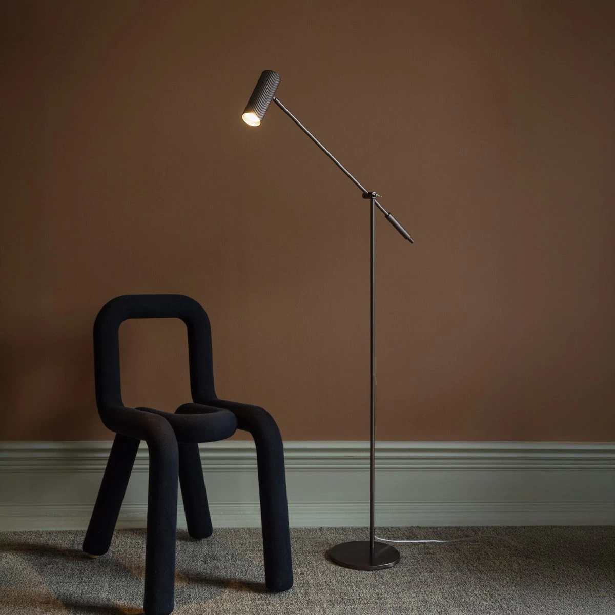 Globen Lighting Hubble Read gulvlampe i bronze og metal