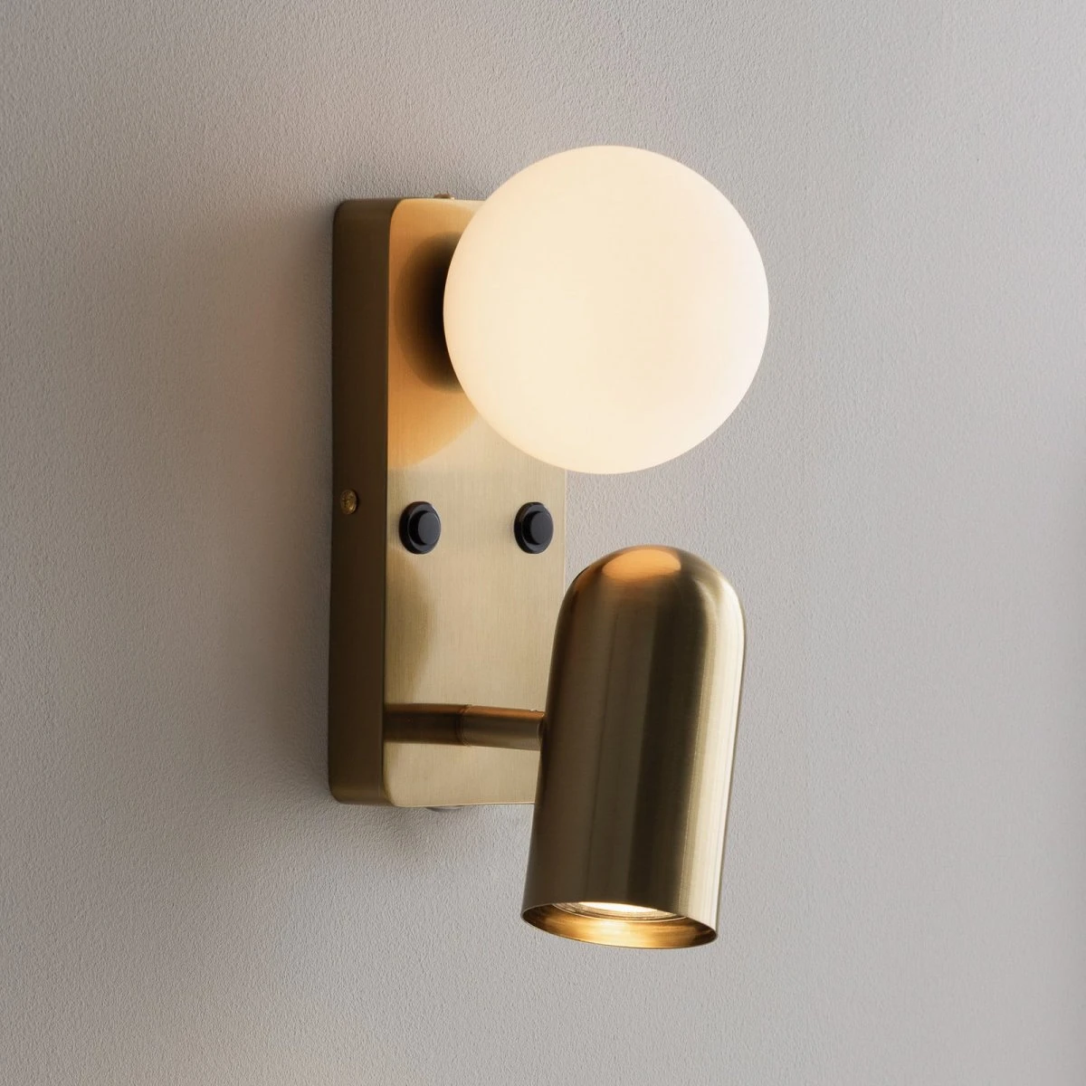 Globen Lighting Doppio væglampe i børstet messing - 24 cm